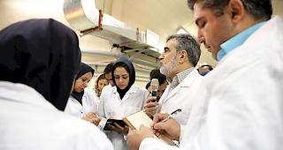 Nachdem Mitte der Woche Urangas in die 1044 Zentrifugen in Fordo injiziert worden sei, habe nun auch die Urananreicherung bis zu einem Anreicherungsgrad von 4,5 Prozent begonnen.