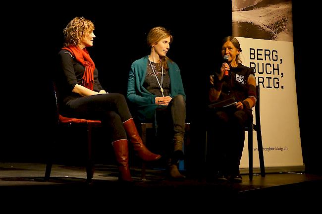 Autorin Daniela Schwegler und Bergführerin Ariane Stäubli (von lins) stellten das Buch «Himmelwärts - Bergführerinnen imPorträt» vor.