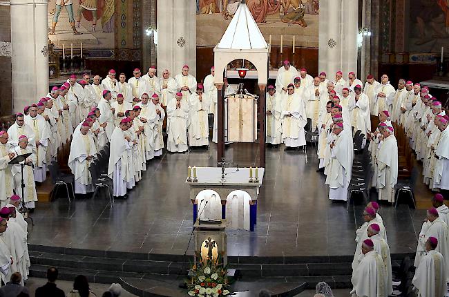 Im Umfeld der Bischofskonferenz hiess es, zur Diskussion stünden Entschädigungszahlungen in Höhe von tausenden Euro.
