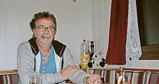 Traum geplatzt. Christian Holzer in seinem Campingh&auml;uschen steht die Entt&auml;uschung ins Gesicht geschrieben. 