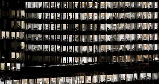 Die Arbeitnehmenden in der Schweiz sind unzufriedener mit ihrem Einkommen, sie sorgen sich zunehmend um ihren Arbeitsplatz, der Stress und die psychosozialen Belastungen am Arbeitsplatz nehmen zu. 