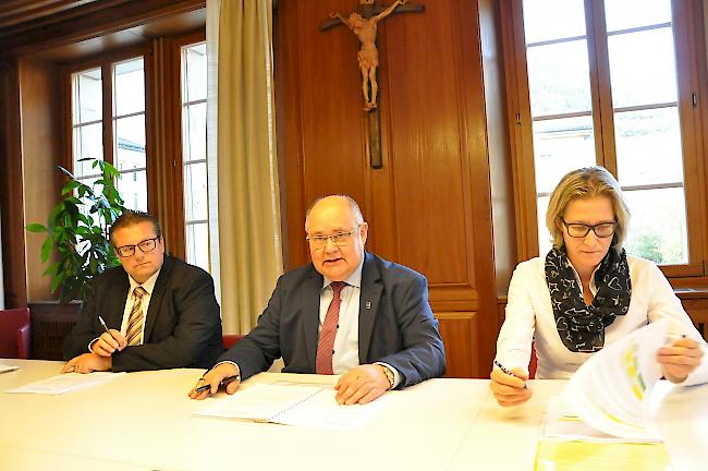 Der Visper Gemeinderat um Präsident Niklaus Furger (Mitte) konnte die Urversammlung vom Projekt überzeugen. 