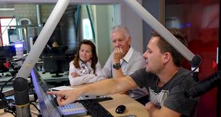 Die G&auml;ste folgen mit grossem Interesse den Ausf&uuml;hrungen von rro-Moderator Joel Bieler.