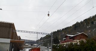 Am Montag passierten die ersten MGBahn-Z&uuml;ge die Strecke beim neuen &ouml;V-Drehkreuz in Fiesch.