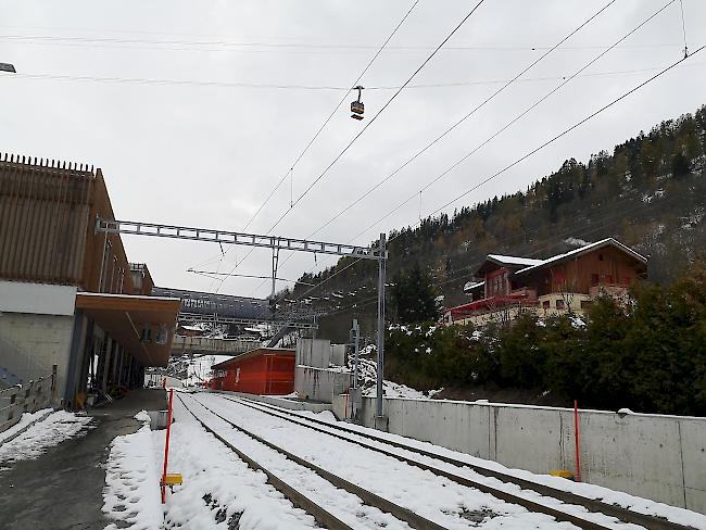 Am Montag passierten die ersten MGBahn-Züge die Strecke beim neuen öV-Drehkreuz in Fiesch.