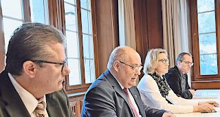 Gute Zahlen. Gemeindepr&auml;sident Niklaus Furger (Zweiter von links) rechnet in den n&auml;chsten f&uuml;nf Jahren jeweils mit einem &shy;Finanzierungs&uuml;berschuss. Gemeinder&auml;tin Stefanie Zimmermann pr&auml;sentiert der Urversammlung derweil eine gemeinsame &shy;Energie-&shy;Vision mit der EnAlpin AG.Foto mengis media