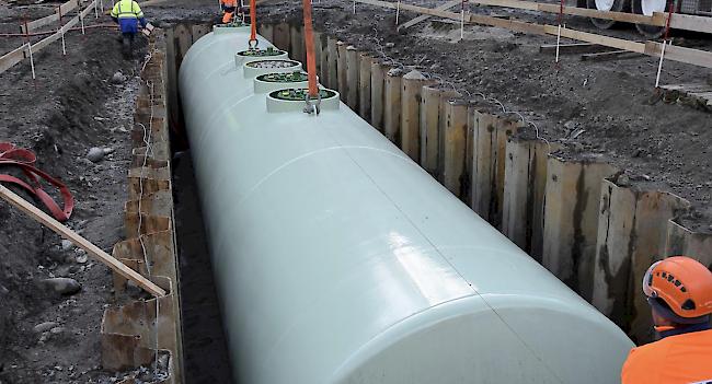 Am Dienstag wurde der Kraftstofftank in die entstehende Landi-Filiale in Eyholz eingesetzt.

