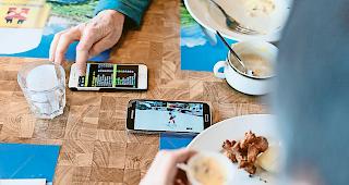 Guter Empfang? Touristen wie Einheimische &auml;rgern sich &uuml;ber die schwache Verbindung auf der Riederalp. (Symbolbild)