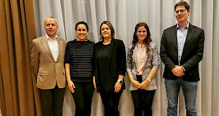 Vier neue Mitglieder beim Rotary Club Brig. Pr&auml;sident Francesco Walter mit Melanie Pfammatter, Sandra Imboden, Chantal Carlen und Daniel Volken (von links).