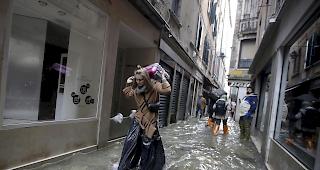 Kritiker machen auch das Ausbaggern von Fahrrinnen f&uuml;r grosse Schiffe f&uuml;r das Absacken verantwortlich.