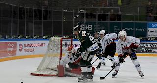 Die Visper Sascha Rochow, Wesley Haueter (hinten) und Anton Ranov (rechts) haben Oltens Silvan Wyss und den Puck im Visier.