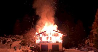 Am Mittwoch gegen 23 Uhr brach in einem Chalet im Weiler Fluri oberhalb Zermatt ein Feuer aus. Verletzt wurde niemand.