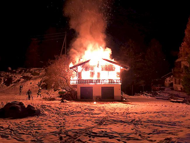 Am Mittwoch gegen 23 Uhr brach in einem Chalet im Weiler Fluri oberhalb Zermatt ein Feuer aus. Verletzt wurde niemand.