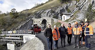 Zufrieden.&nbsp;Ortsschau mit den Gemeindeverantwortlichen von Leuk, der Bauherrschaft und -leitung bei der Feschelbachbr&uuml;cke: Zufrieden, wie das Projekt realisiert werden konnte.