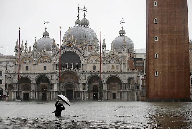 Viele Venezianer werfen Politikern vor, die Stadt an Tourismus- und Kreuzfahrtunternehmen verkauft zu haben und sich nicht wirklich um den Schutz zu kümmern.