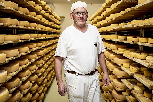 Käselager. Käser Gery Zürcher muss alle für den Verkauf gesperrten Käse im betroffenen Lager speziell behandeln, um sie von möglichen Listerien
zu befreien.