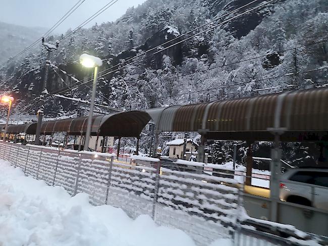 Viel Schnee. Autoverlad in Iselle heute morgen.