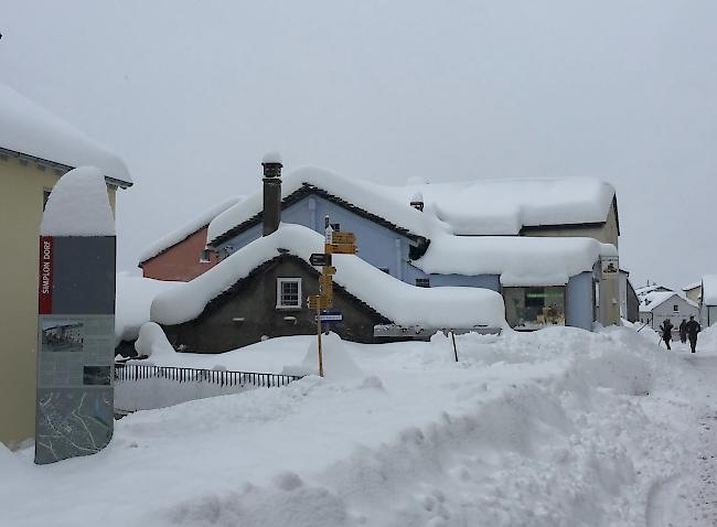 In der Nacht auf Freitag auf Samstag fiel im Simplongebiet (im Foto Simplon Dorf) mehr als ein halber Meter Neuschnee.