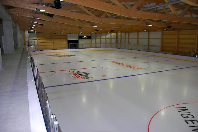 Jungfräulich. Aufgrund der Verzögerungen muss das blitzblank geputzte Eis der neuen Eishalle in Raron noch ein Weilchen auf seinen Betrieb warten.