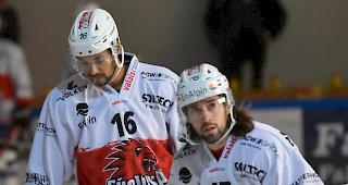 Visp (hier mit Troy Josephs, links, und Sandro Br&uuml;gger) holt einen knappen Sieg.