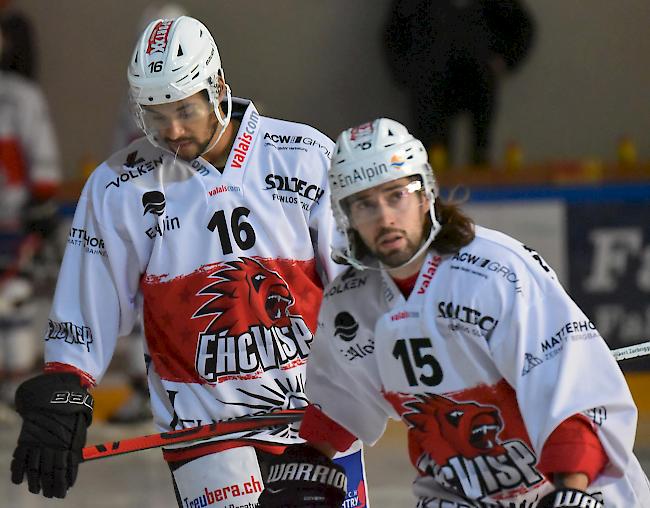 Visp (hier mit Troy Josephs, links, und Sandro Brügger) holt einen knappen Sieg.