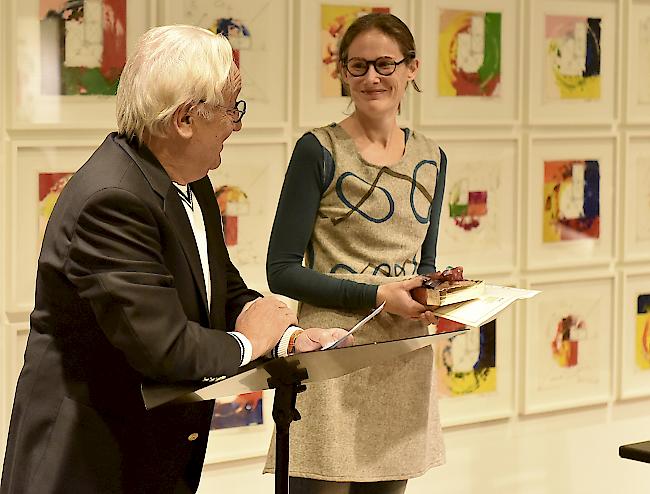 Grosser Moment. Marianne Künzle erhielt von WAdS-CoPräsident Charles Stünzi den 2.Oberwalliser Literaturpreis ausgehändigt.  Foto mengis media