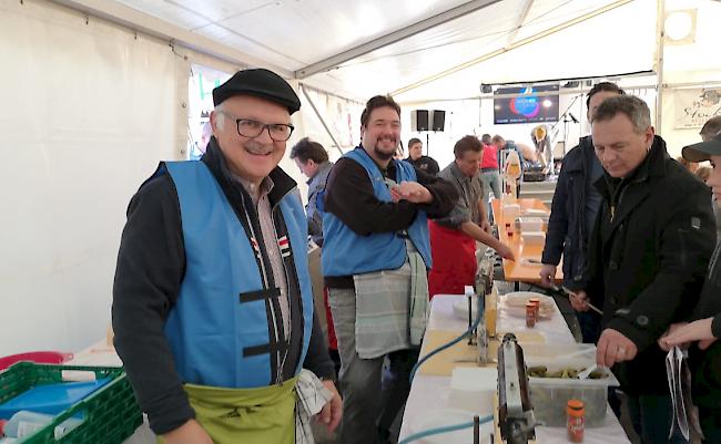 Sorgen für gute Raclettes: WB-Redaktoren Stefan Eggel und Martin Kalbermatten.