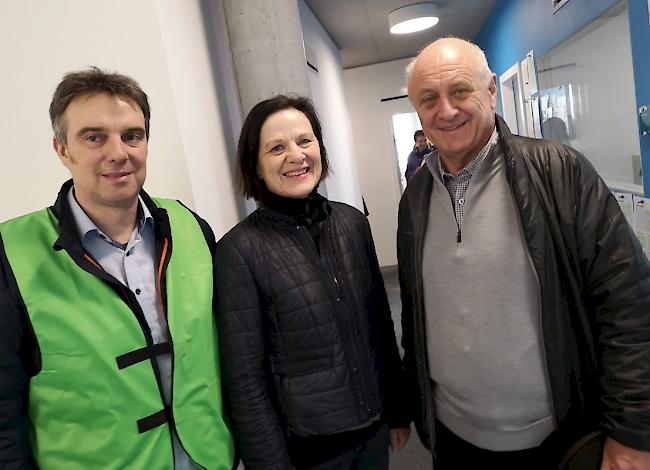 Staatsrätin Esther Waeber-Kalbermatten mit Gatte Reinhard wird vom VR-Präsidenten von mengis media, Nicolas Mengis, durch die Firma geführt. 