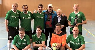 Sieg f&uuml;r den FC Steg beim Veteranenturnier in Visp, prominenter Zuschauer war ex-FIFA-Pr&auml;sident Sepp Blatter.