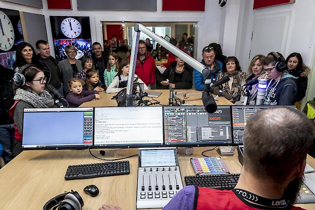 ...und lauschen gespannt mit im Radiostudio von rro. 