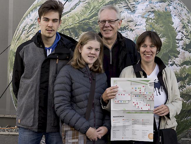 Simon (16), Sarah (12), Jürgen (55) und Rosmarie (48) Schaller, Ried-Brig. 