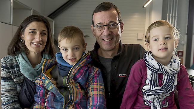 Sabine (44) und Maël (4) Fercher, Oliver (51) Arnoczky-Fercher und Lina Fercher (4), Zürich. 