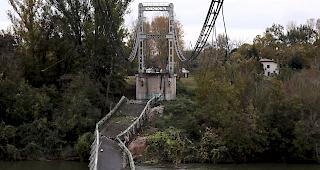 Der Br&uuml;ckeneinsturz in der N&auml;he der s&uuml;dfranz&ouml;sischen Stadt Toulouse wurde offenbar durch einen deutlich zu schweren Lastwagen ausgel&ouml;st. Das in den Fluss Tarn gest&uuml;rzte Fahrzeug habe "mehr als vierzig Tonnen" gewogen.