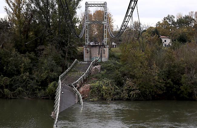 Der Brückeneinsturz in der Nähe der südfranzösischen Stadt Toulouse wurde offenbar durch einen deutlich zu schweren Lastwagen ausgelöst. Das in den Fluss Tarn gestürzte Fahrzeug habe "mehr als vierzig Tonnen" gewogen.