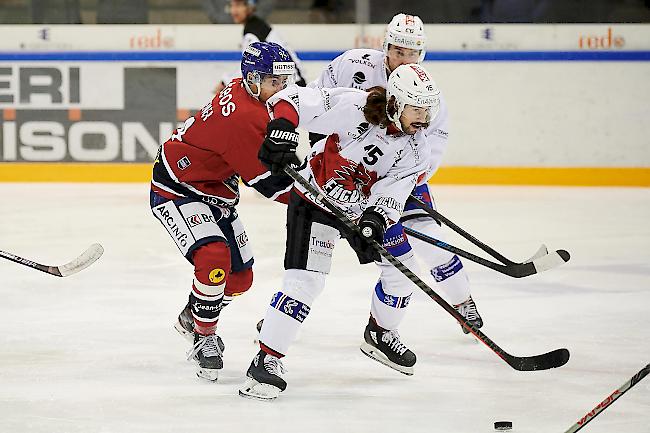 Sandro Brügger ist vor Makai Holdener am Puck, Visp erzwang in La Chaux-de-Fonds eine starke Wende.