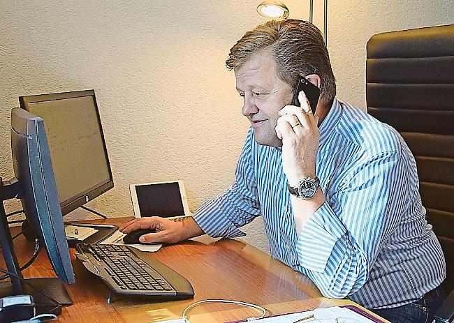 Voll beschäftigt: Gemeindepräsident Bruno Ruppen unternimmt alles, damit die Investorengruppe um Marcel Friberg im Dorf und im Skigebiet investiert.