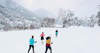 Die Ersten. Eine deutsche Langlaufgruppe nutzt die Chance und testet die von Aldo Ritz (oben rechts) frisch gefertigten Spuren gleich aus. Die Fahrbahnen wurden kurz zuvor von einer  speziellen Vorrichtung am Pistenfahrzeug in den Schnee gepresst.Fotos mengis media/andrea soltermann