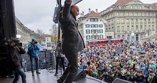 Bundesrat Alain Berset springt in die Luft am Tag der Kinderrechte am Mittwoch auf dem Bundesplatz in Bern. Vor 30 Jahren verabschiedete die Uno die Konvention &uuml;ber die Rechte des Kindes. Die Schweiz hat die Kinderrechtskonvention 1997 ratifiziert.