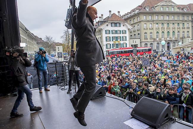 Bundesrat Alain Berset springt in die Luft am Tag der Kinderrechte am Mittwoch auf dem Bundesplatz in Bern. Vor 30 Jahren verabschiedete die Uno die Konvention über die Rechte des Kindes. Die Schweiz hat die Kinderrechtskonvention 1997 ratifiziert.