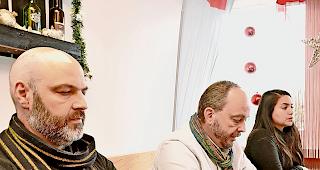 Widerstand. Adrian Streun, Pr&auml;sident SP Visp, Gilbert Truffer, Pr&auml;sident SPO, und Giuliana Foken, Aktivistin SP Visp, wollen keine Teilprivatisierung von Gemeinde-Infrastrukturen.Foto mengis media