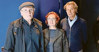 Kunstmarkt im Oberwallis. Carlo Schmidt, K&uuml;nstler und Kulturdelegierter von Leuk, Effi Bolli, &shy;Galeristin der Grande Fontaine in Sitten, und Moderator Reinhard Eyer (von links) fragten sich,  wo die Kunstsammler geblieben sind.Foto Mengis Media