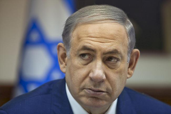 Sollte er wegen Bestechlichkeit verurteilt werden, drohen Netanjahu bis zu zehn Jahre Haft. Im Falle einer Verurteilung wegen Betrugs und Untreue wäre die Höchststrafe drei Jahre Gefängnis.