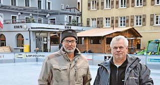 Eisbahn Brig. Patrick Glaisen (links) und Kurt Locher: Die Aufbauarbeiten sind beinahe beendet.Foto mengis media