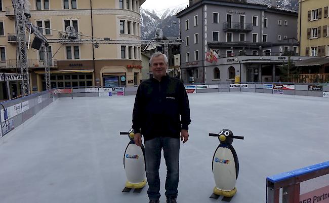Eismeister Kurt Locher freut sich über die Wiedereröffnung der Eisbahn in Brig