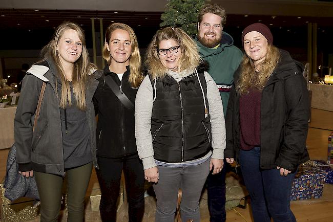 Team "MitMänsch" mit Layla (26), Ariana (31), Alexandra (30), Nicos (29) und Sabrina (26). 