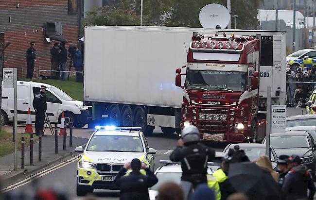 Letzten Monat wurde in Grossbritannien ein Lkw mit 39 Leichen entdeckt. Nun hat der Fahrer bei einer Anhörung Beihilfe zu illegaler Einwanderung gestanden.