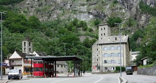Endstation. Auf Schweizer Seite ist der Simplonpass mit Ausnahme f&uuml;r Sattelschlepper und Anh&auml;ngerz&uuml;ge wieder befahrbar. Die Strecke ab Gondo ist noch gesperrt.