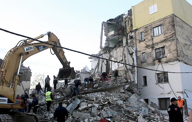 Bei einem schweren Erdbeben in Albanien sind am Dienstag mindestens vier Menschen ums Leben gekommen. 