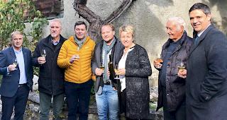 Am Montag gr&uuml;ndete die Burgerschaft Steg-Hothenn eine Stiftung f&uuml;r die &auml;lteste Rebe der Schweiz. Damit soll die kulturelle Identit&auml;t des Dorfes gest&auml;rkt werden.
