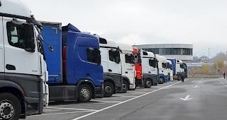 Geduldsprobe. Auf der Zollanlage in Gamsen warten derzeit zahlreiche LKW-Chauffeure auf die Weiterfahrt via Simplonpass in Richtung Italien.